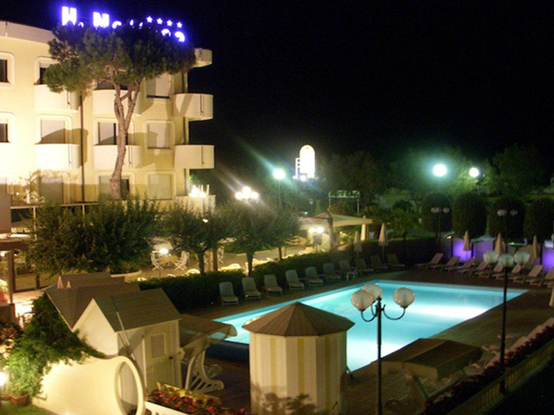 Hotel Nettuno Cervia Bagian luar foto