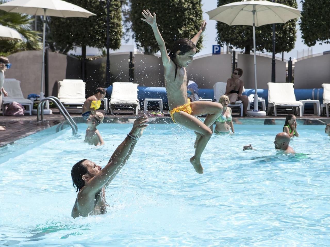 Hotel Nettuno Cervia Bagian luar foto