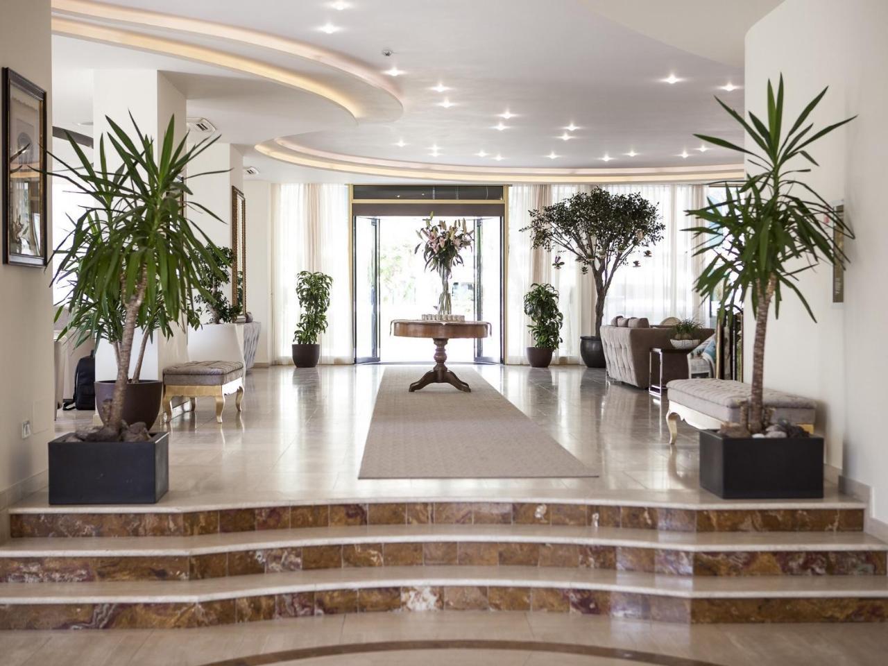 Hotel Nettuno Cervia Bagian luar foto