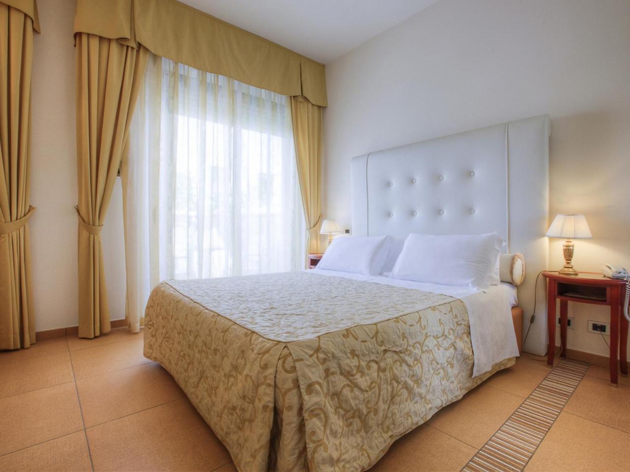 Hotel Nettuno Cervia Bagian luar foto