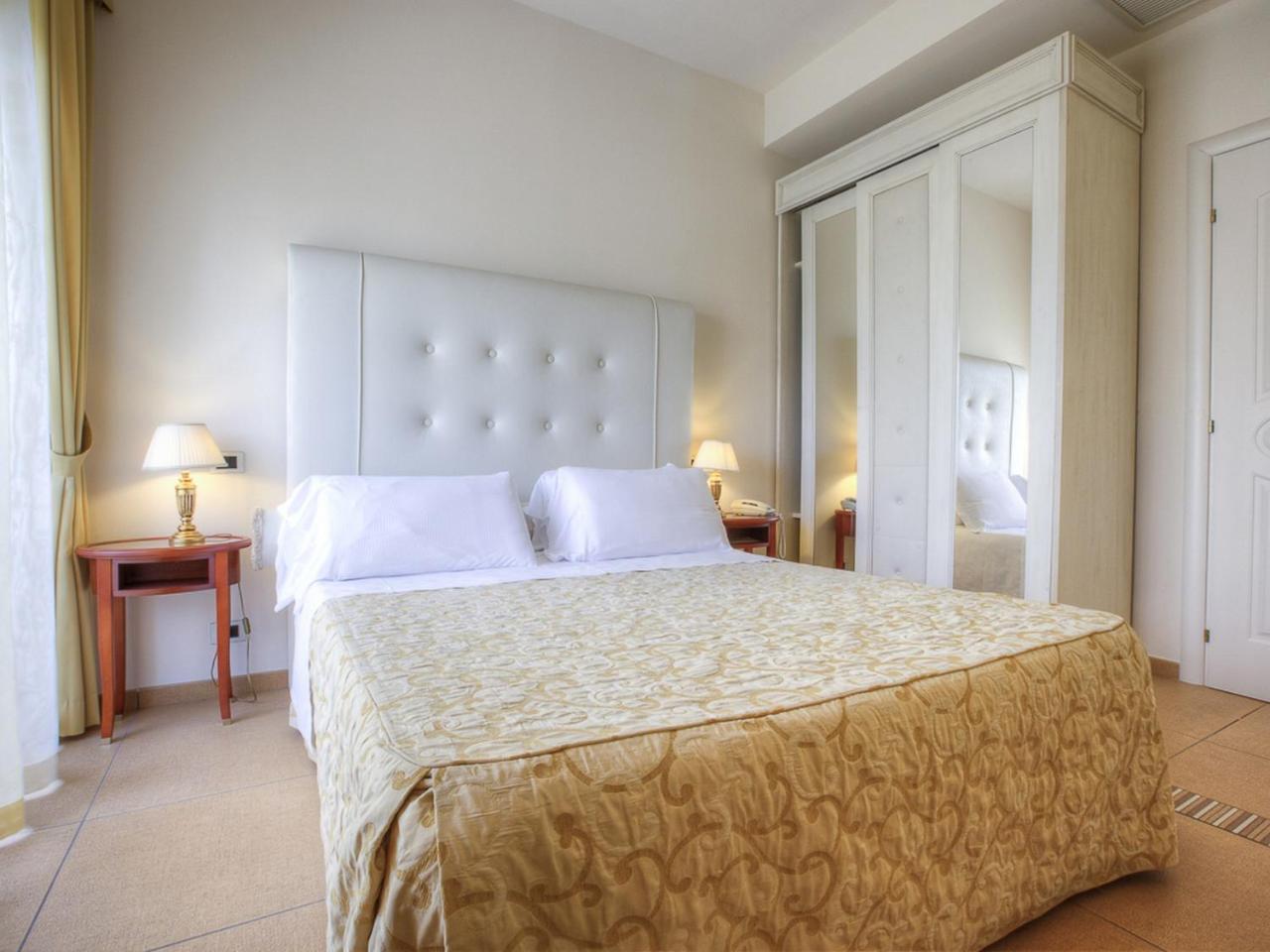 Hotel Nettuno Cervia Bagian luar foto