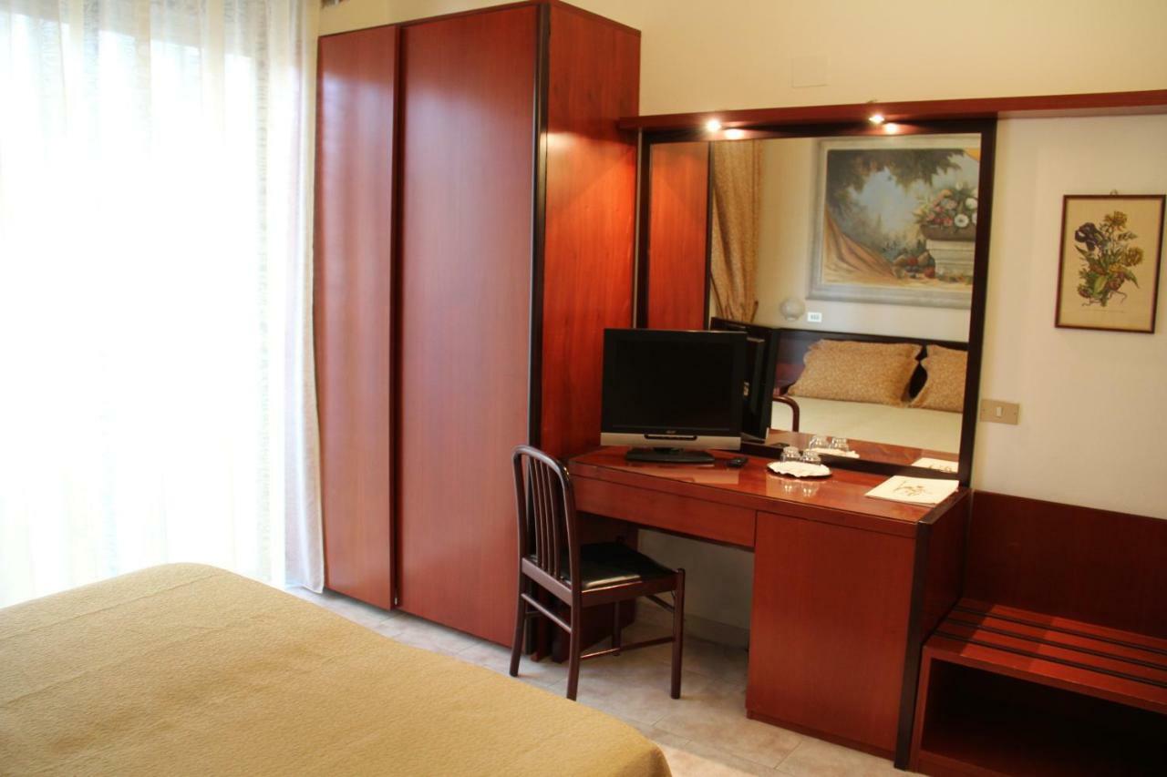 Hotel Nettuno Cervia Bagian luar foto