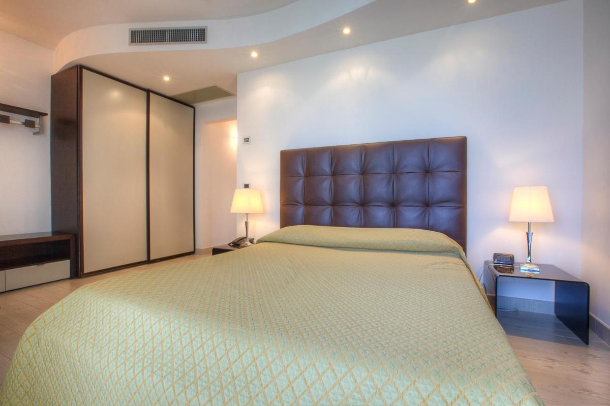 Hotel Nettuno Cervia Bagian luar foto